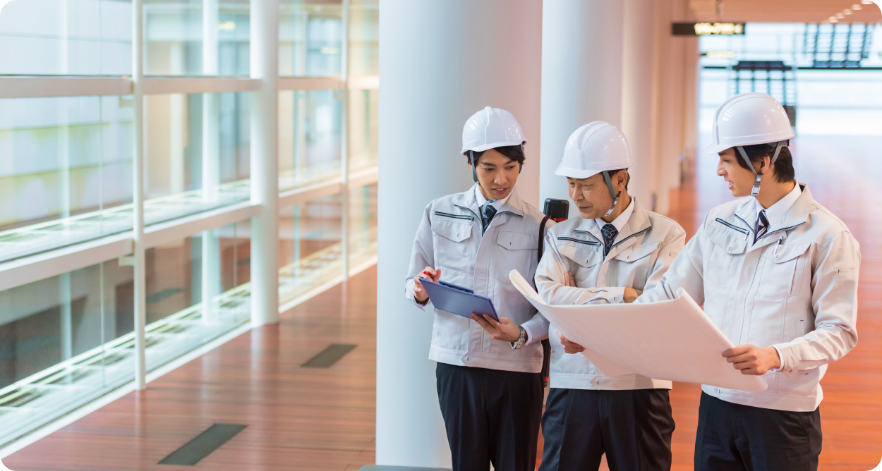 作業員が打ち合わせをしている風景